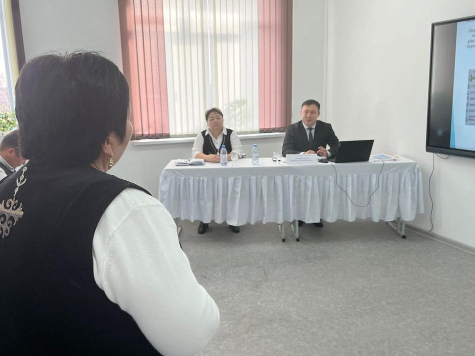 Сарысу ауданы білім бөлімінің басшысы  Ж.Жарықбасов педагогикалық ұжым мүшелерімен кездесу өткізді.